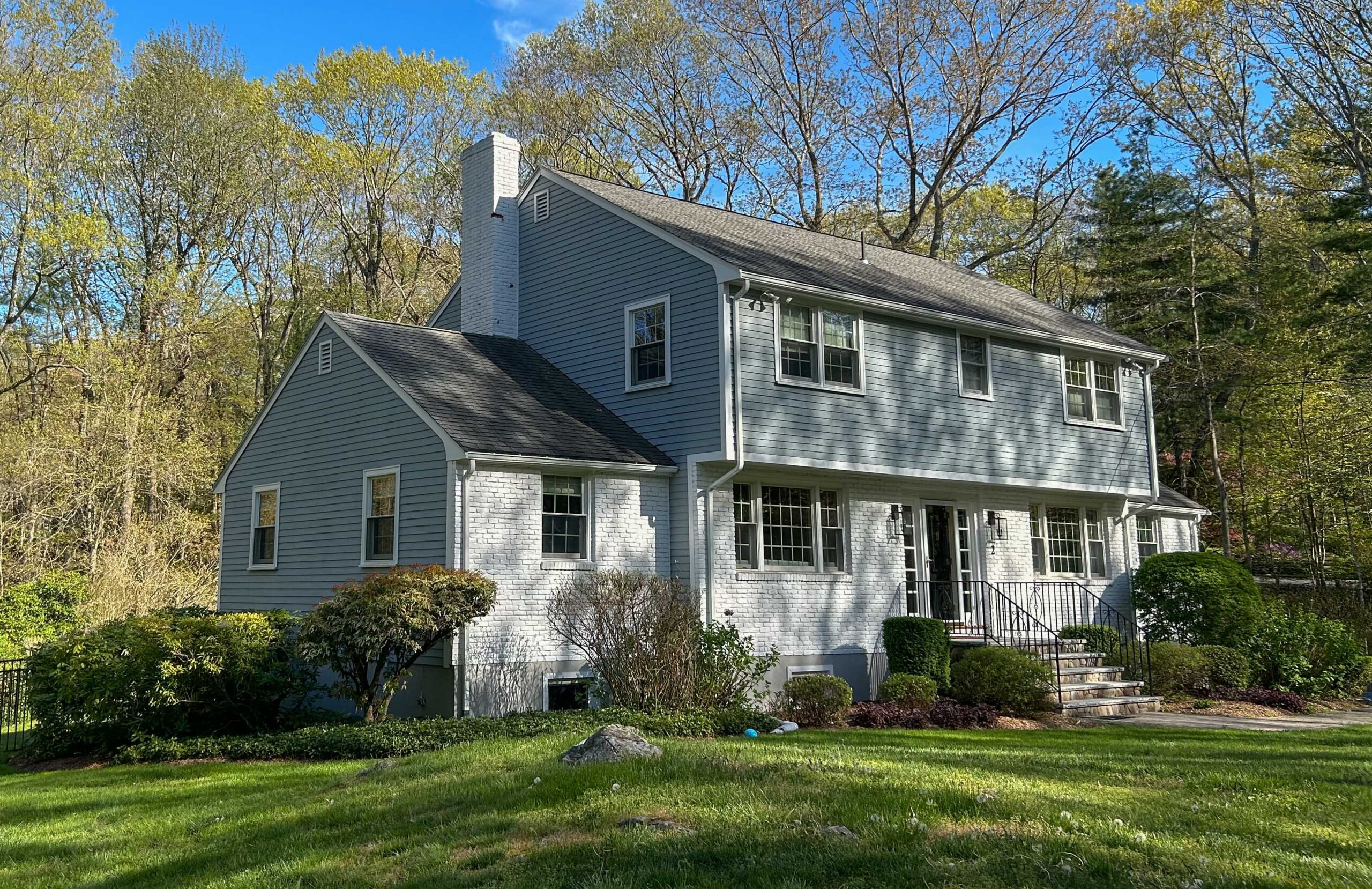 Colonial home with one story side part